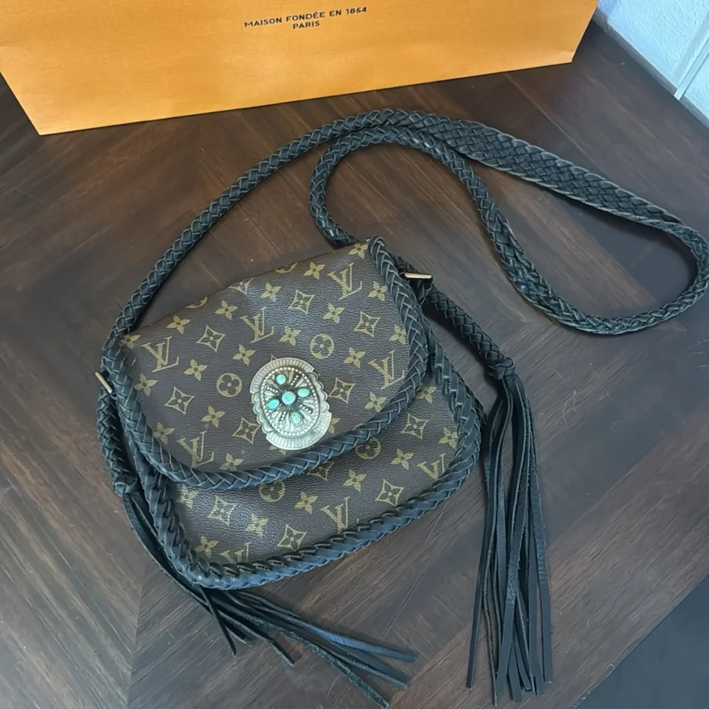 Louis Vuitton Monogram Crossbody Bag with Turquoise Accent - Picture 3 of 5
